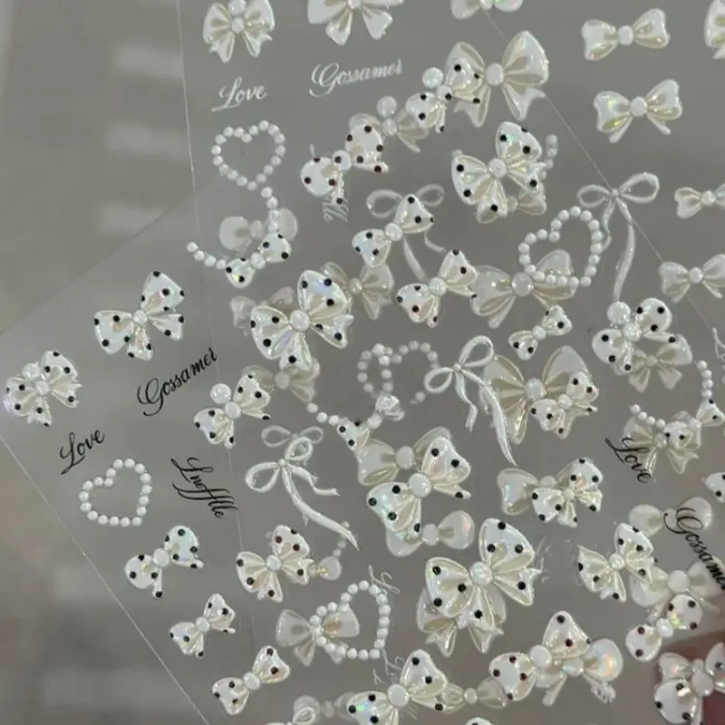Weiße Perlen-Schleife Französische Polka-Dot-Schleife Perlenherz Perlenkette 5D Nagelaufkleber Selbstklebende Nageldekoration Maniküre-Deko für Frauen – Detail 2