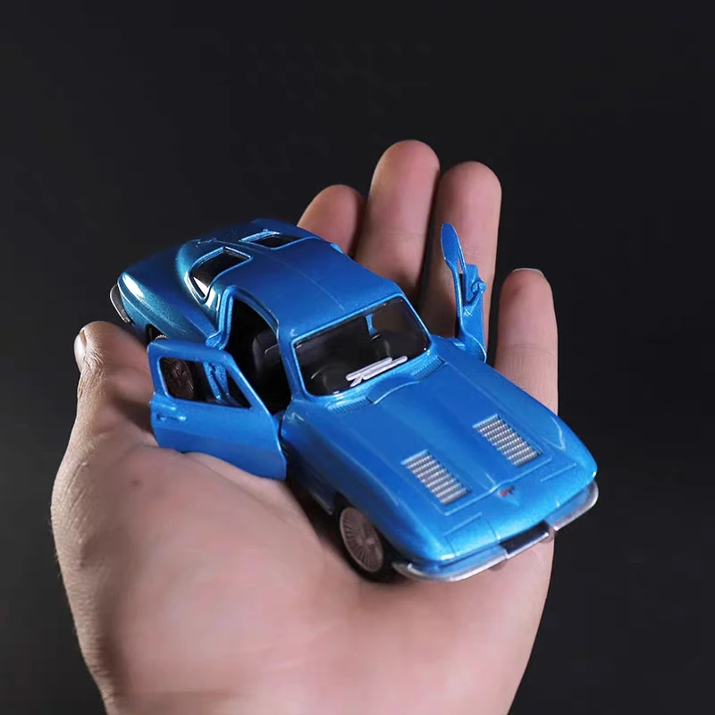 RMZ città 1:36 Modello in lega Chevrolet Corvette Stingray C2 1963 Retro Supercar Simulazione Pressofuso e giocattolo Veicolo Tirare indietro Auto