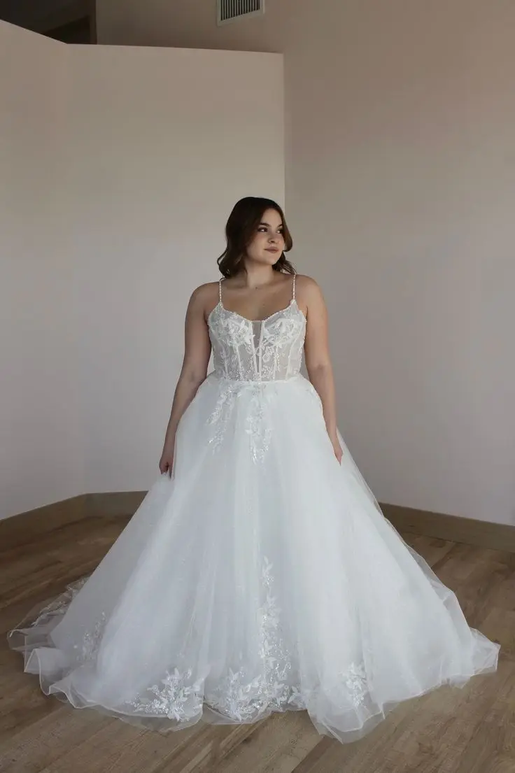 Robe de Mariée Blanche Trapèze à Bretelles Spaghetti et Traîne en Dentelle, Corset Perlé, en Tulle, pour Patients, Style Boho, Été 2024