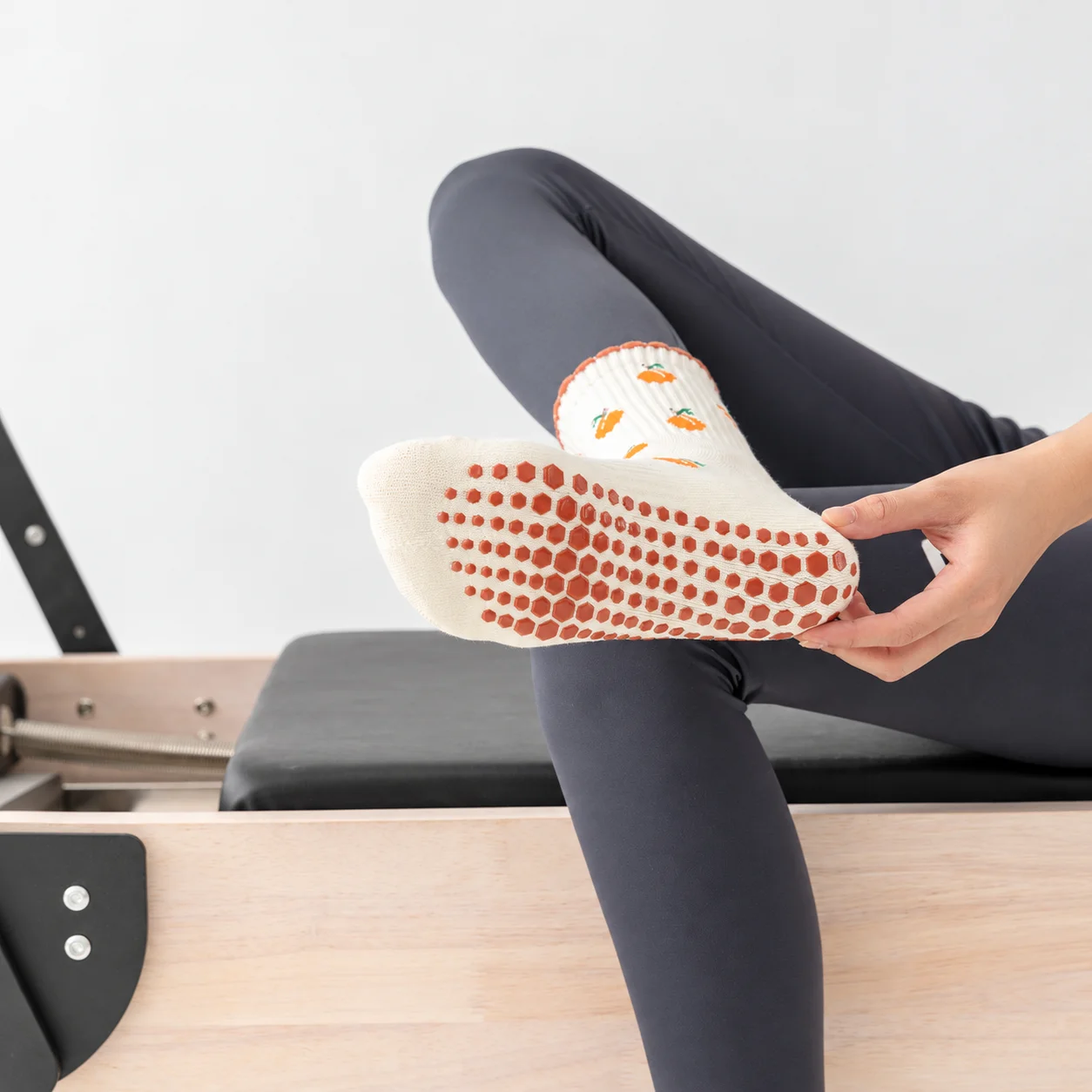 Grip Yoga Socks Cotton Honeycomb Silicone Sole Socks Pilates Socks Ivory For Home Exercise Smooth Flooring Yoga Mats