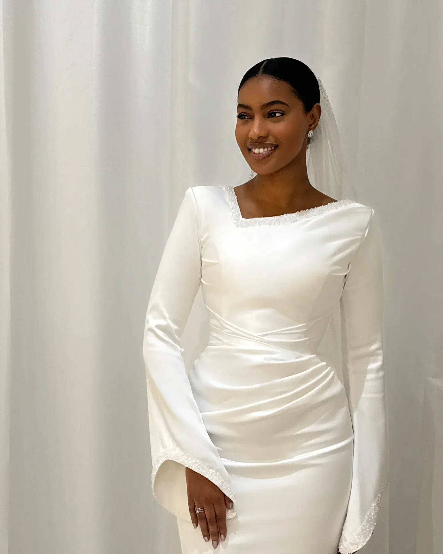 Flavinke مخصص رشيقة شعبية طويلة الأكمام فريدة من نوعها العنق الساتان حورية البحر فساتين الزفاف قطار للانفصال فساتين العروس