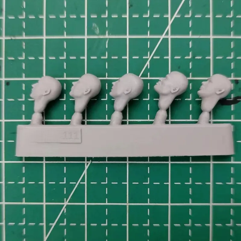 1/35 Scale Die Casting Resin Soldier Head Model Kit Bald Head 5 Heads Unassembled and Unpainted Free Shipping 022X