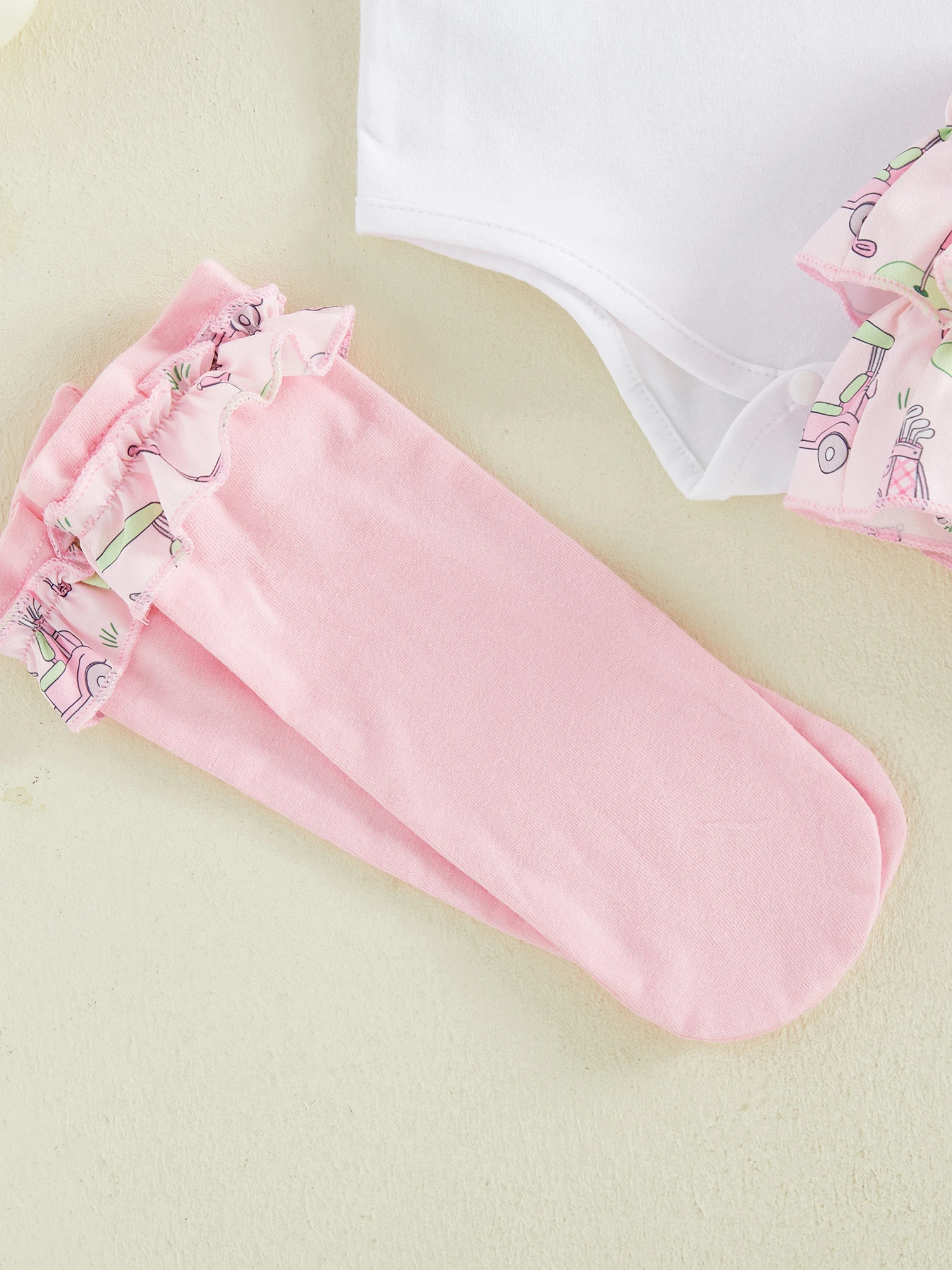 

Летний комплект для девочек: комбинезон с принтом в виде букв, коротким рукавом и круглым вырезом, многоярусные шорты с рюшами, повязка на голову с бантом, длинные носки.