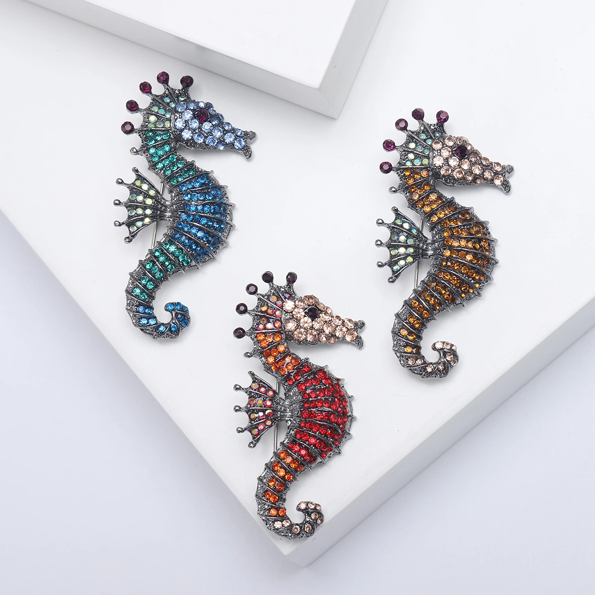 Rhinestone Seahorse Brooches for Women Unisex Colorful Sea Life Pins Banquet Party Backpack Gifts Jewelry Accessories