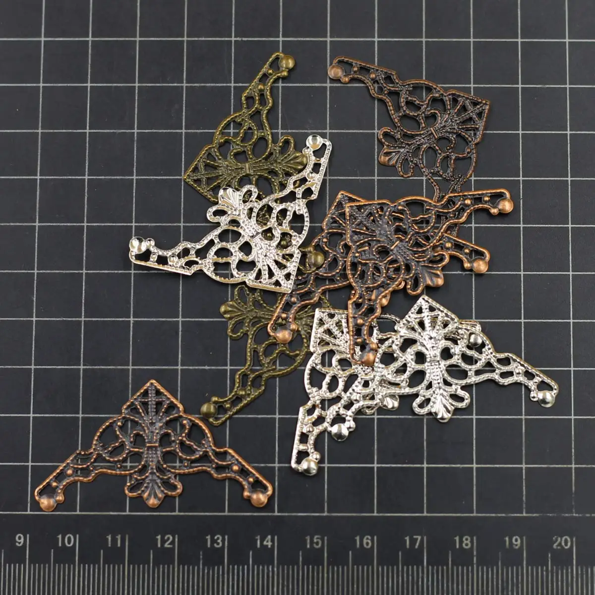 Gemischter Verbinder, dreieckiges Blumenmuster, filigrane Wraps, Legierung, Verzierungen, Basteln, Schmuck, DIY-Zubehör, 48 x 26 mm – Detail 3