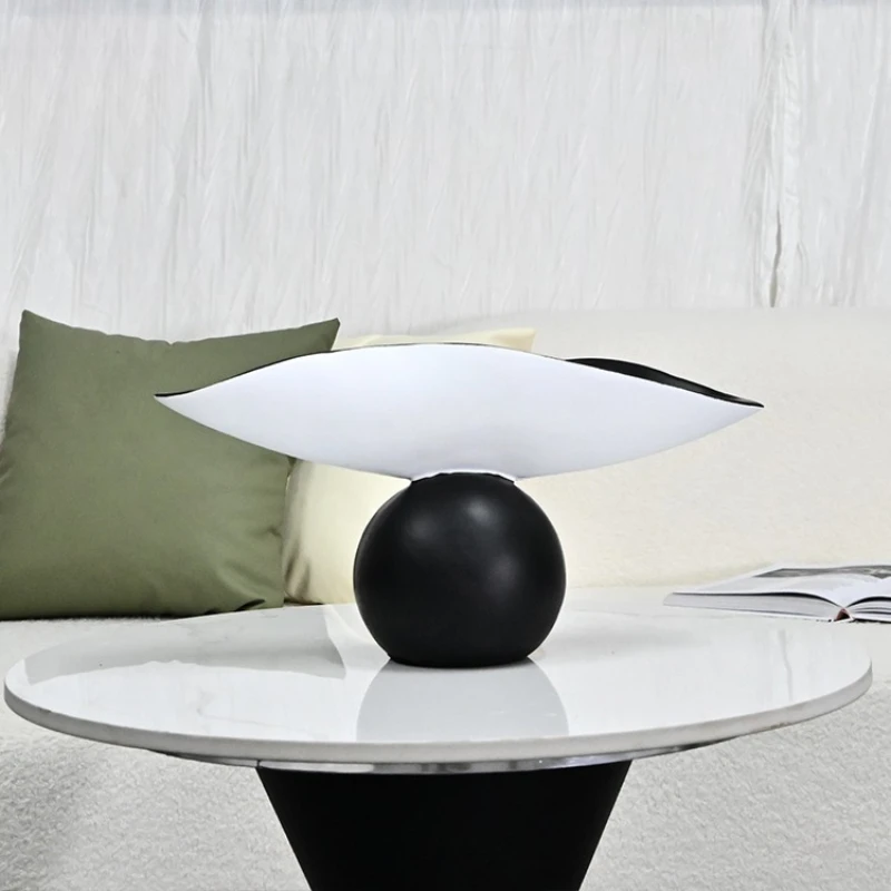 

Simple modern spherical black and white color scheme Art Deco Resin Ornament Model Room Sales Office Living Room