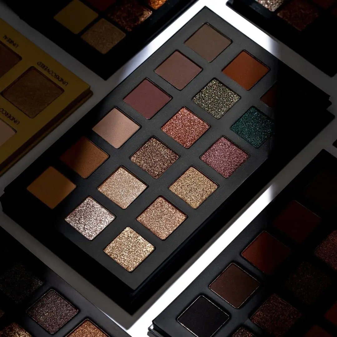 Paleta cieni do powiek Fairytale Forest z matowymi i błyszczącymi wykończeniami, brokatem, kompakt z lusterkiem, cruelty-free, wegańska