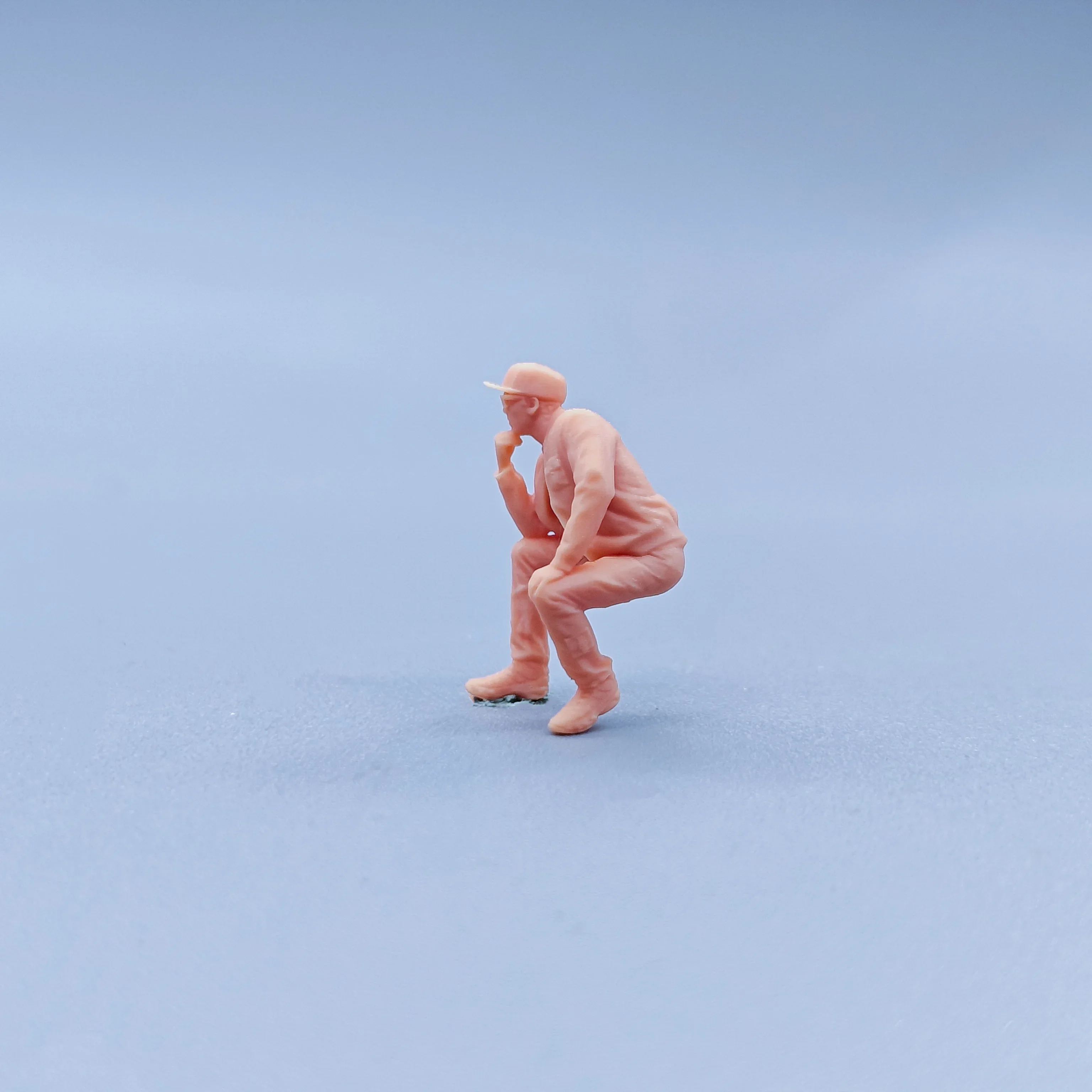 1/64 置物スケールモデル樹脂座っている男メガネ未着色ミニチュアジオラマ手描き C208