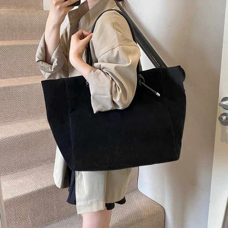 

Стильная женская сумка через плечо, кожа премиум-класса с золотой фурнитурой, просторный интерьер, идеально подходит для повседневной носки первой необходимости