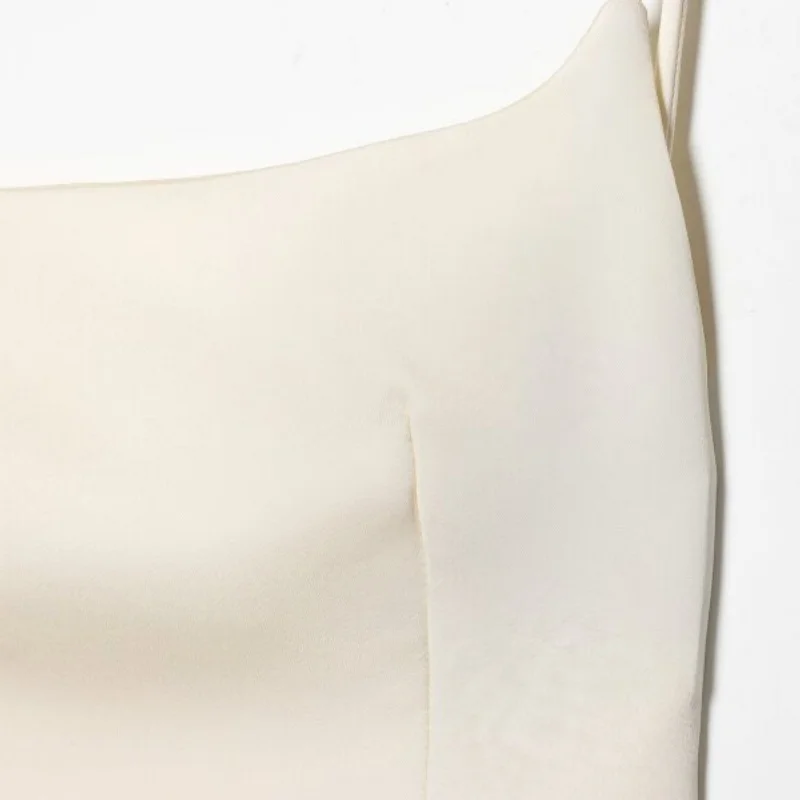 Damska letnia urocza prosta sukienka mini na ramiączkach spaghetti z satynowym wykończeniem i zdobieniami z piór.