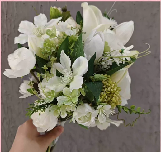 The scepter fan is new, and the bride's wedding bouquet is certified. The calla lily simulation silk cloth bouquet is original.