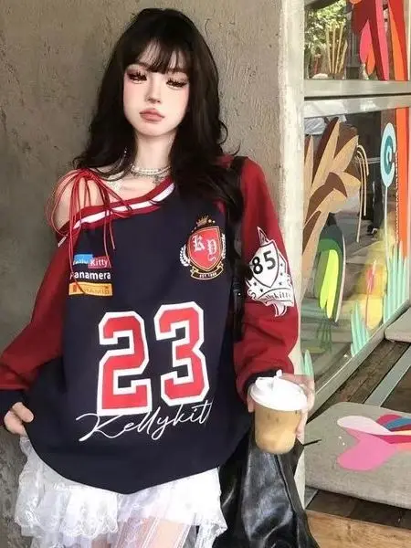 Amerykańska luźna bluza damska z kokardą na ramieniu, nowa kolekcja wiosna-jesień, nadruk z literami, styl streetwear, długi rękaw, okrągły dekolt.