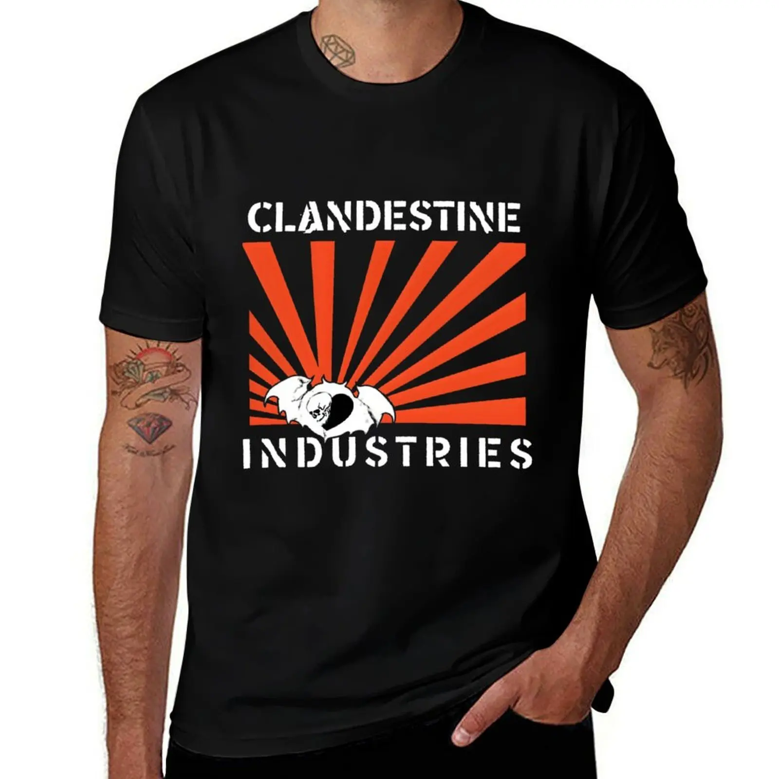 Футболка Clandestine Industries (белый текст) в повседневном уличном стиле с короткими рукавами