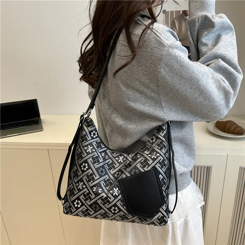 

All-match Casual and Personalized Niche Tote Bag for Women Design Fresh and High-end Retro Student Class Crossbody Bag