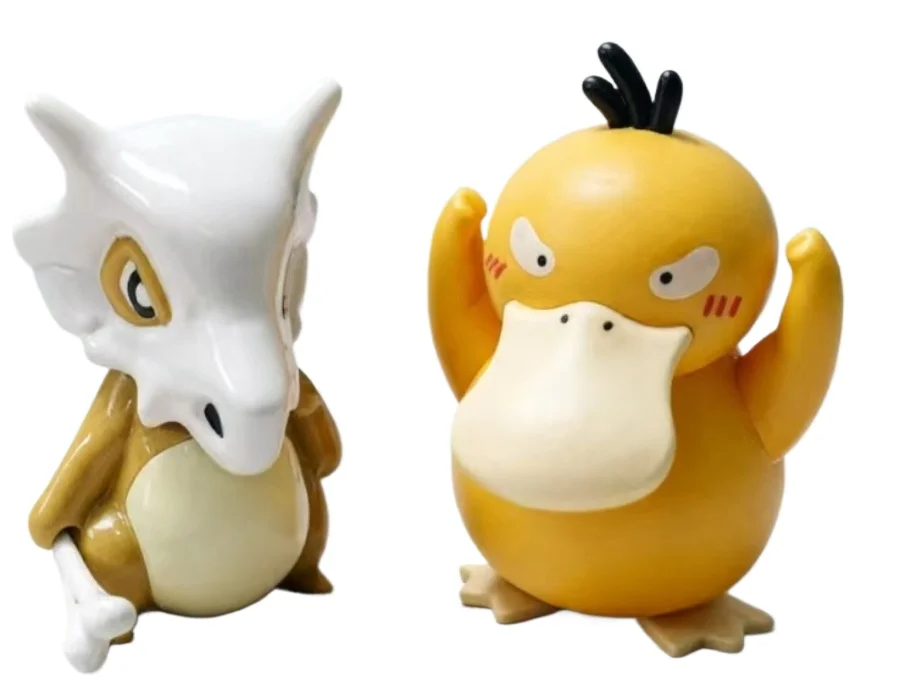 Ikonisches Duo: Cubone & Psyduck. Hochwertige Sammlerfiguren zur Dekoration von Schreibtischen oder Autos. Ein Muss für Fans und Sammler. – Detail 6