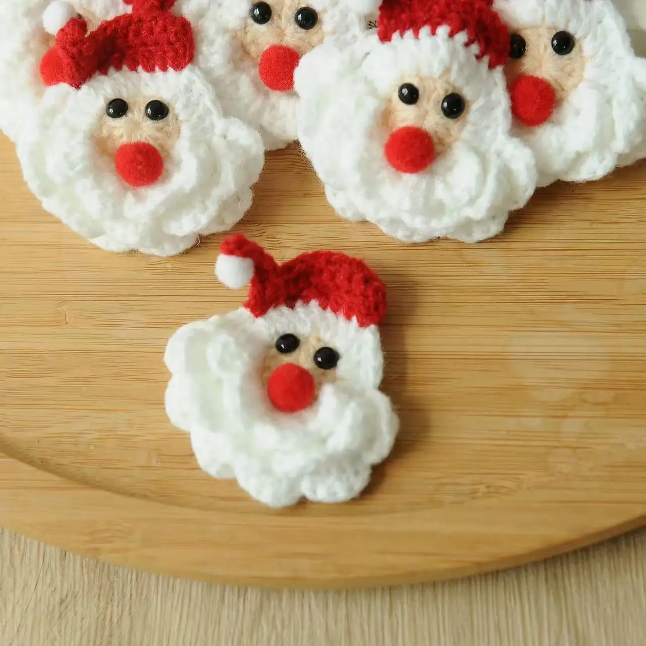 Crochet Santa Claus Brooch Handmade Woolen Pin Christmas Creative Gift for Sweater Coat Bag Holiday Decoration
