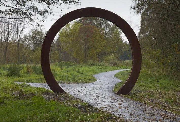 Skulptur Metall Mondtür Stahl Gartenlandschaft
