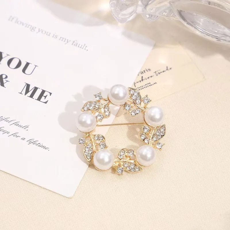 Exquisite Style Imitation Pearl Diamond Interwoven Flower Wreath Brooch Lights Up Fashionable Outfits Showing Noble Temperament