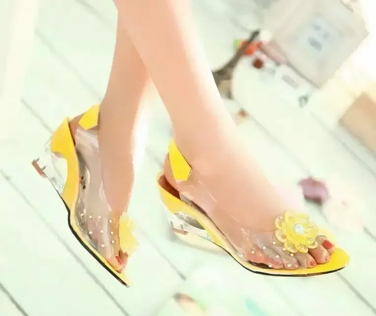 Sandalias de moda para mujer, zapatos de tacón de cuña con diamantes de imitación, flores dulces, transparentes, impermeables, para ocio, novedad de verano