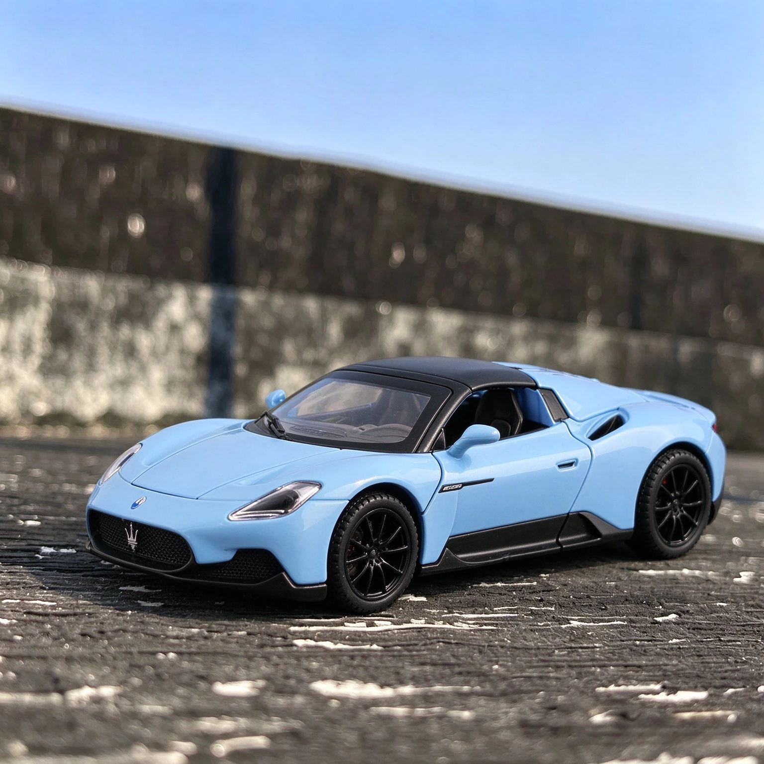 1:32 MC20 Miniature Sports Car Diecast Alloy Model with Sound Light Pull Back Doors Opened Vehcies Christmas Gift