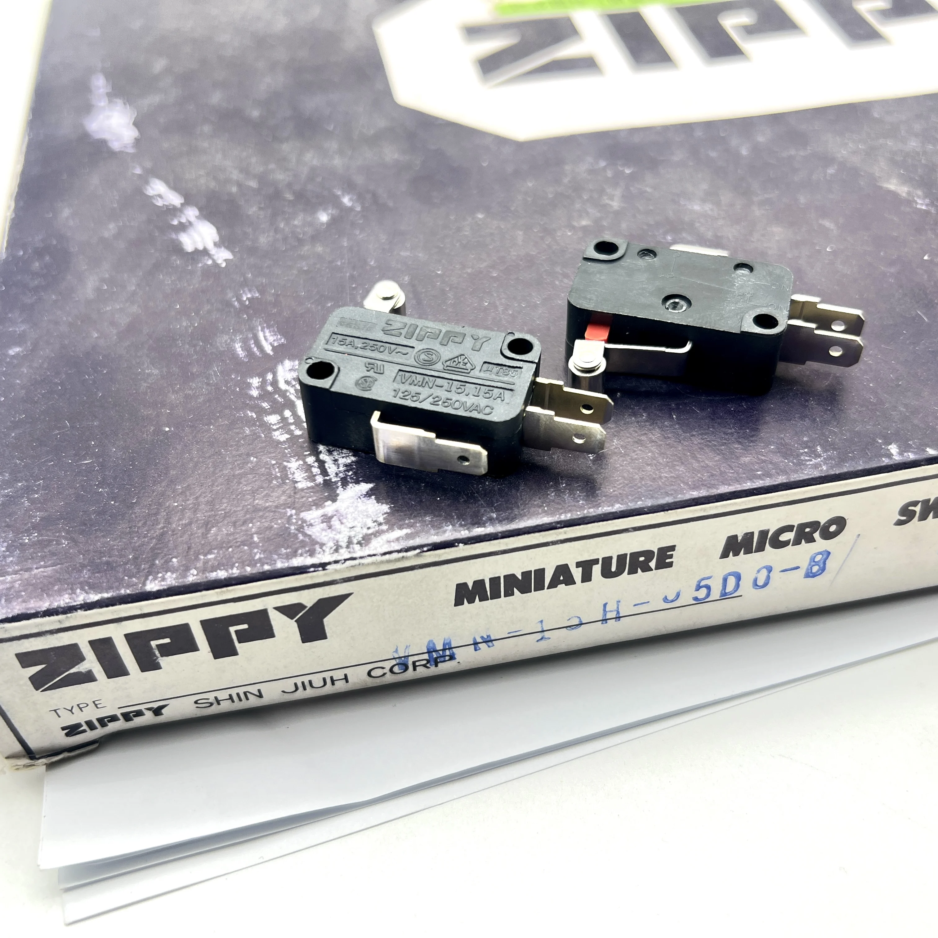 1 pcs Taiwan with short roller micro switch three-legged 15A VMN-15H-05D0-BZ shredder switch