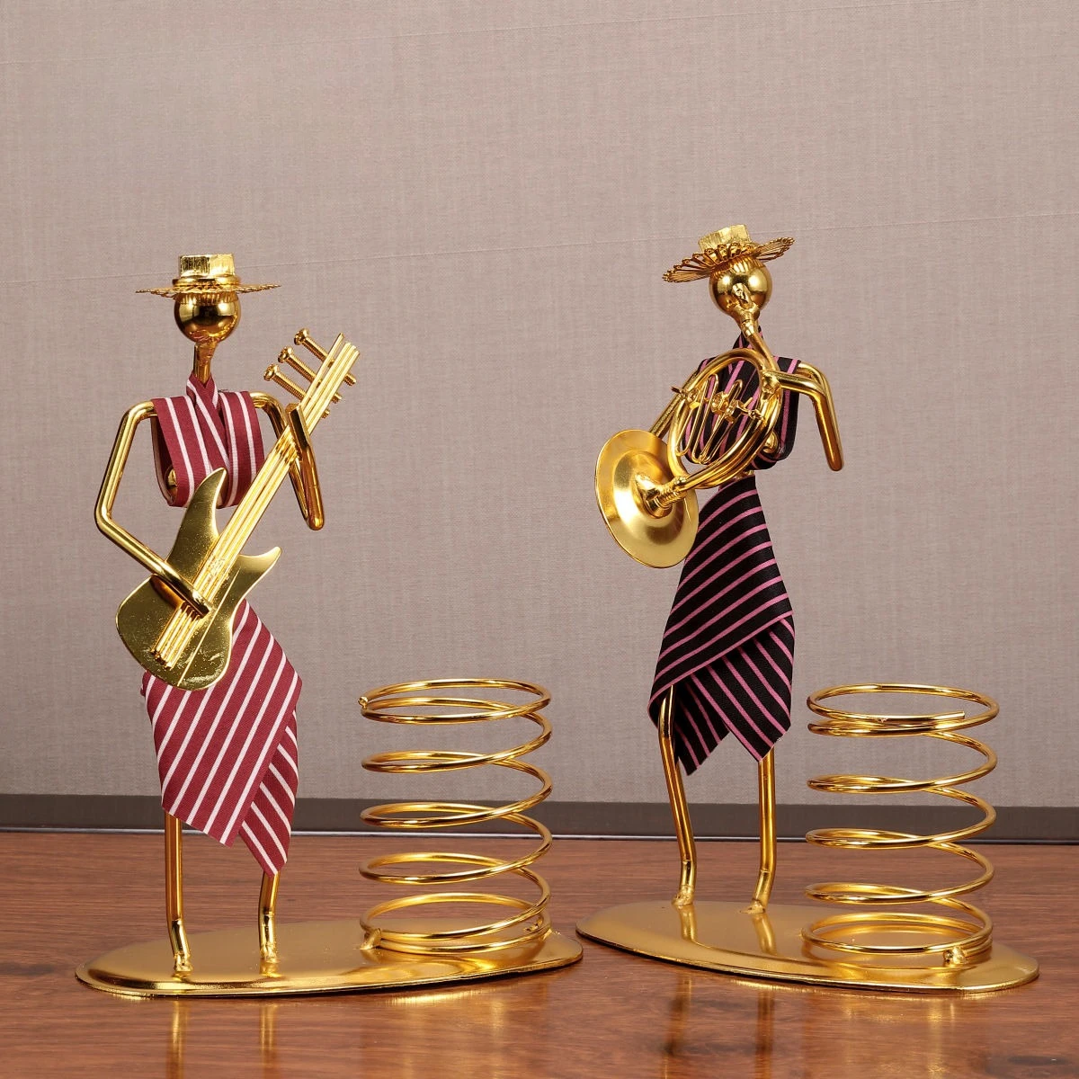 

Golden Creative Band Doll Decoration, Iron Craft Pen Holder, Artistic Office and Home Decoration, Saxophone, French Horn, Guitar