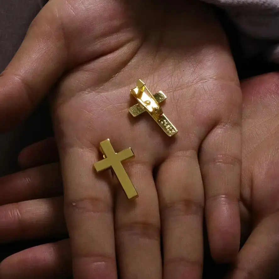 Diyalo 10 Stück 2 Farben religiöse Kreuznadeln Broschen Kirche Gebet Gruppe Andenken Schmuck Sakramente Taufe Konfirmation Geschenke – Detail 4