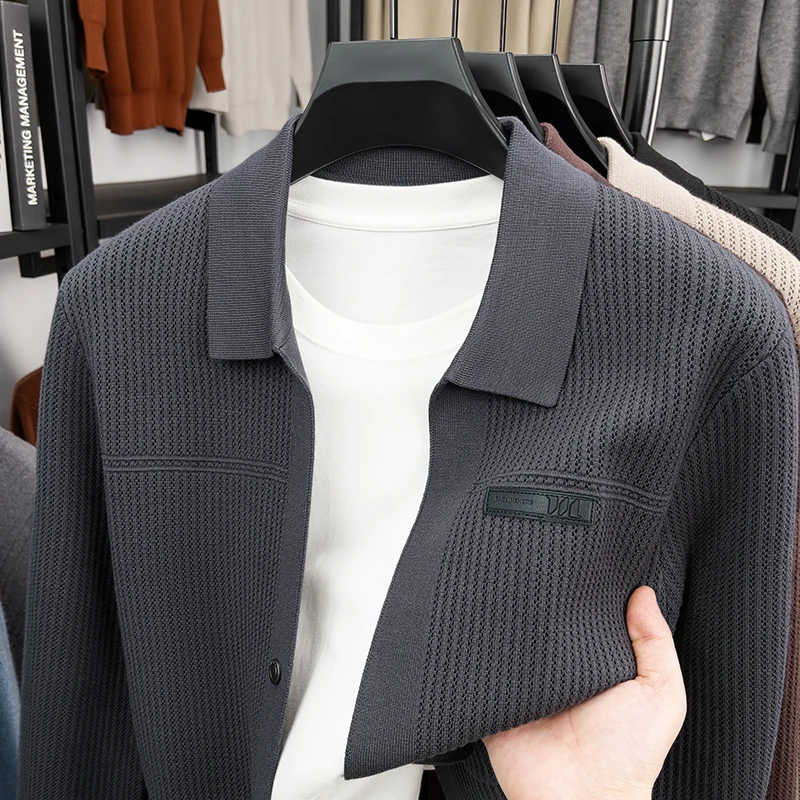 سترة رجالية متماسكة بأكمام طويلة وأزرار وياقة على شكل طية صدر السترة وتصميم جيب من القماش الناعم مضادة للبيلينغ ملابس رجالية غير رسمية للخريف والشتاء