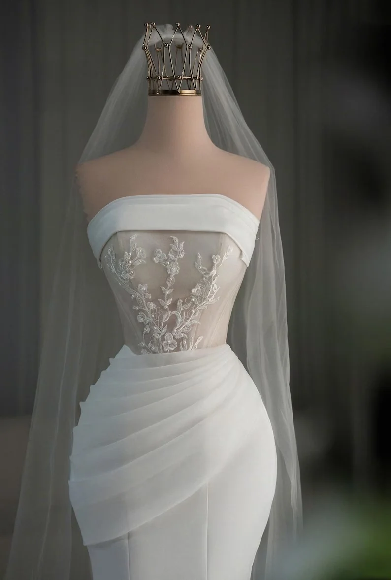 Abito da sposa personalizzato 2025 nuovo classico di lusso con applicazioni di perline con fiocco a sirena Abito da sposa bianco senza maniche sexy senza schienale