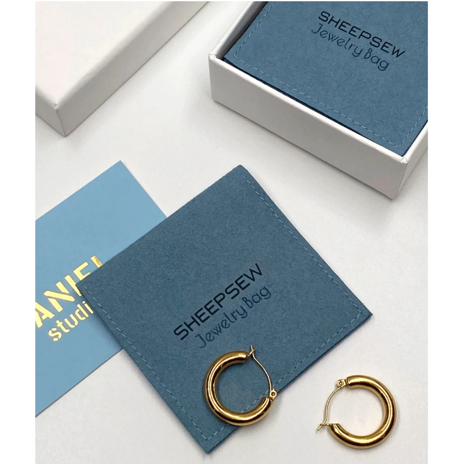 

20 шт., коричневая квадратная упаковочная сумка для ювелирных изделий с принтом на заказ, замшевые сумки для ювелирных изделий из микрофибры с кнопкой с логотипом и вставкой