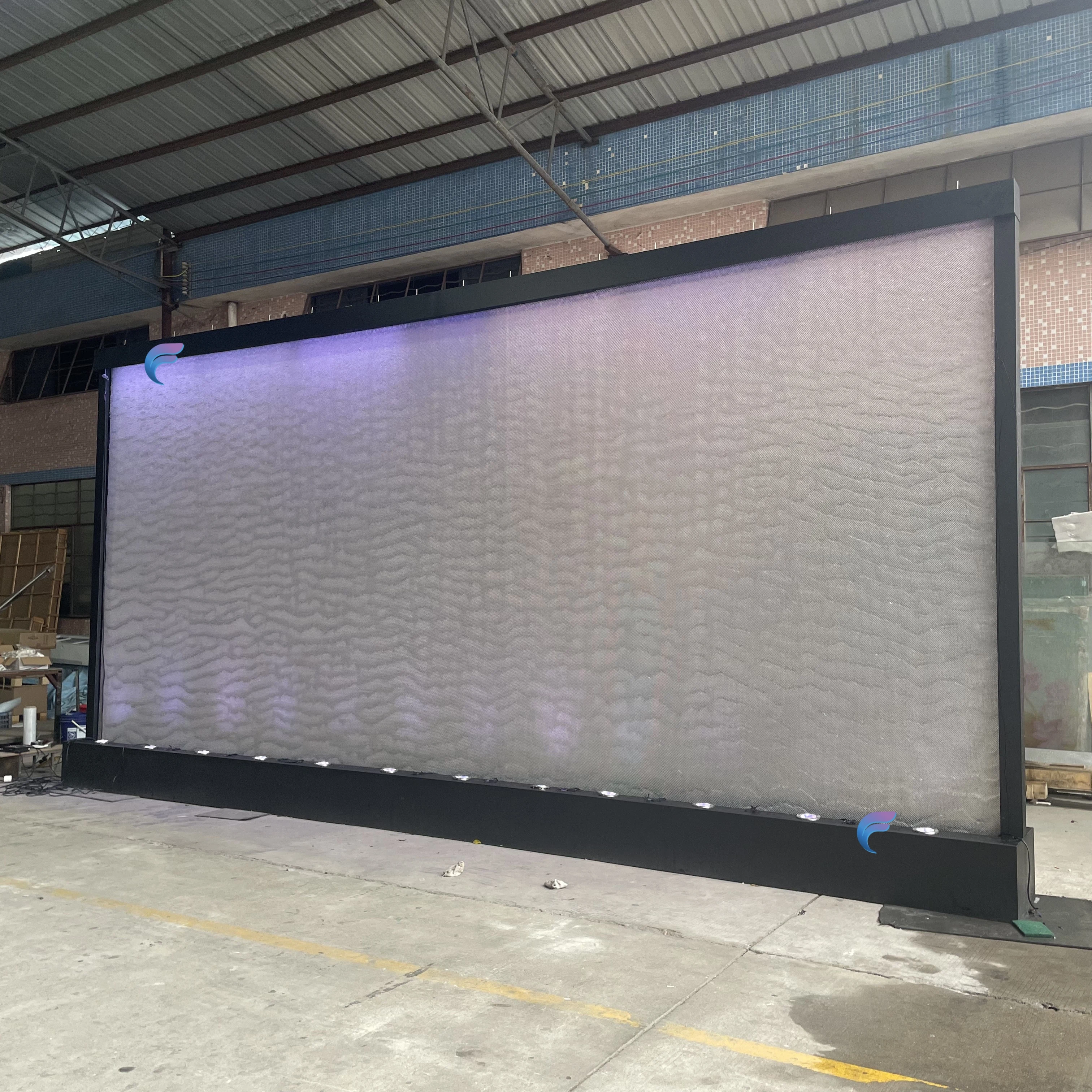 Anpassung. Moderne Wasserfunktionswand aus Stahlgeflecht für den Innen- und Gartenbrunnen dekorativ