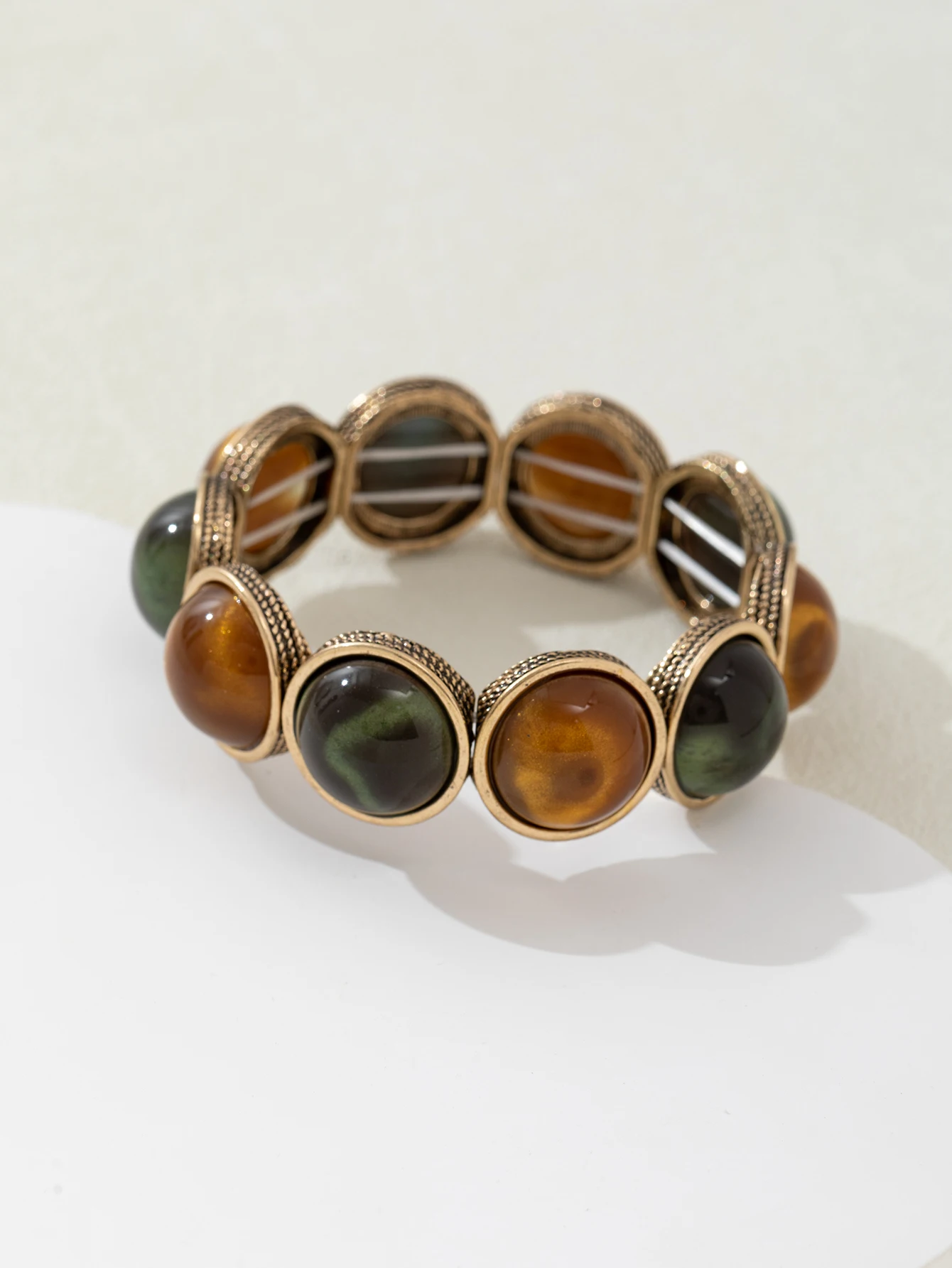 1 Acrylic Bracelet in a Round Shape with Various Colors and Sizes, Perfectly Fitting the Styles. It's a Fashionable Accessory