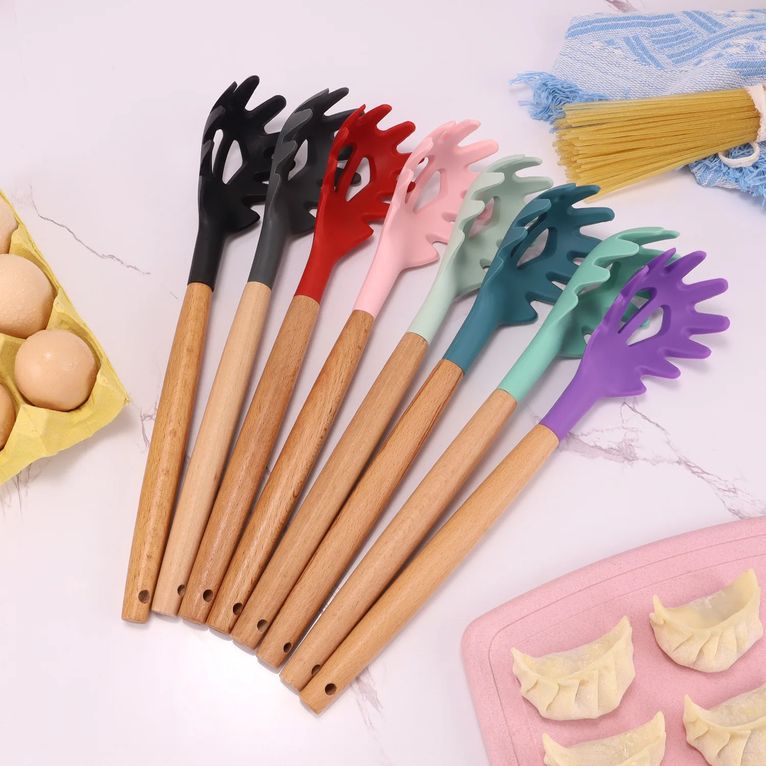 31cm Silicone Noodle Scoop Nonstick Spaghetti Grab Spoon Pasta Serving Strainer Slot Claw with Wooden Handle Kitchen Claw Spoon