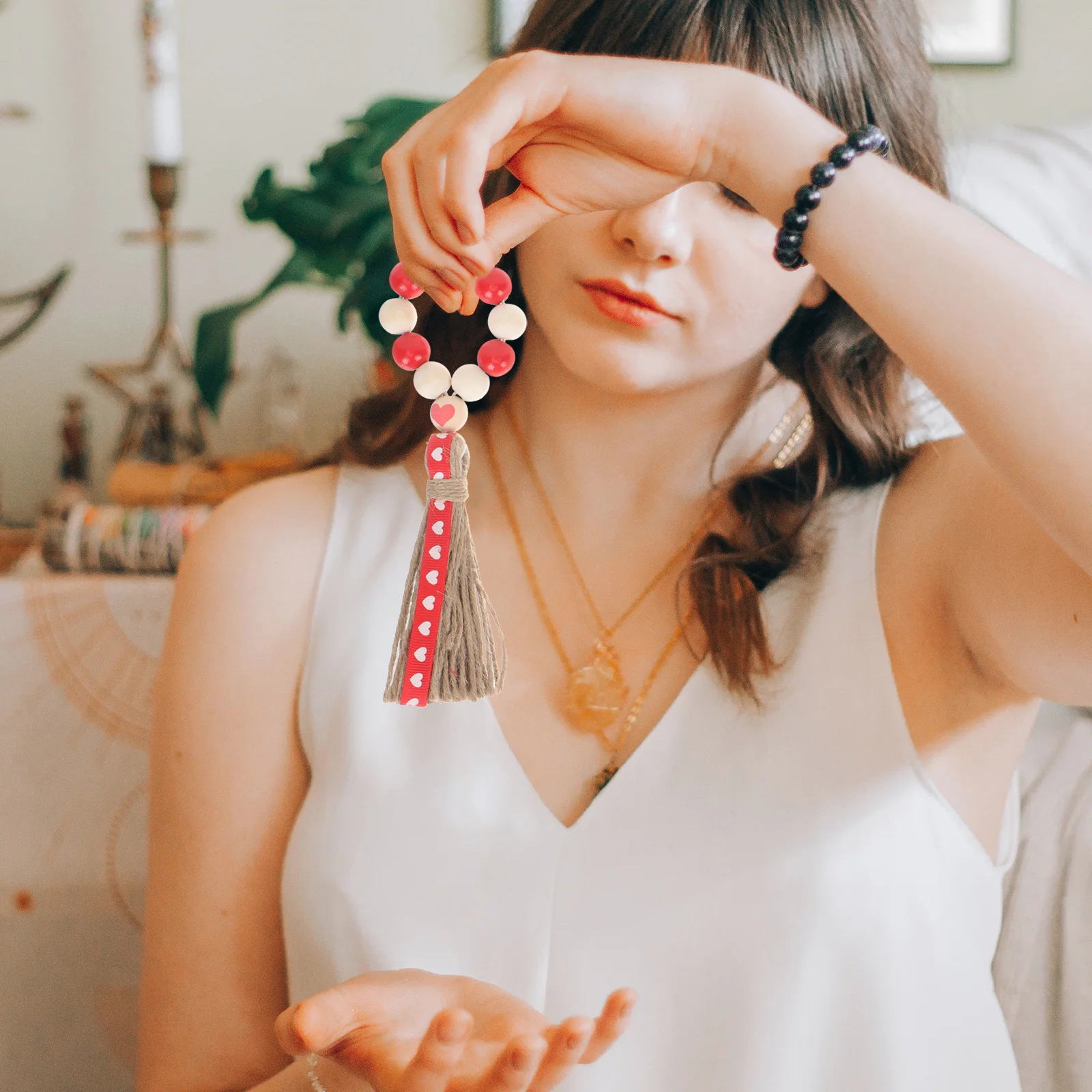 

4pcs Wooden Napkin Rings Heart Shaped Wood Beads Valentine Napkin Holders Tassel Decorative Serviette Rings For Party Wedding