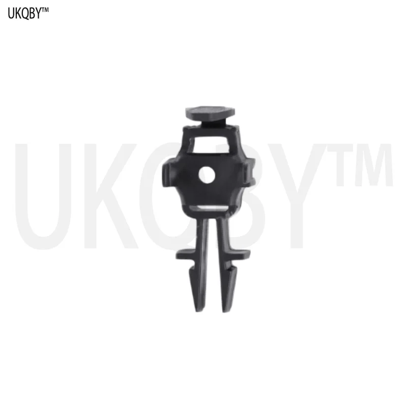 

Screw fastener LR002228