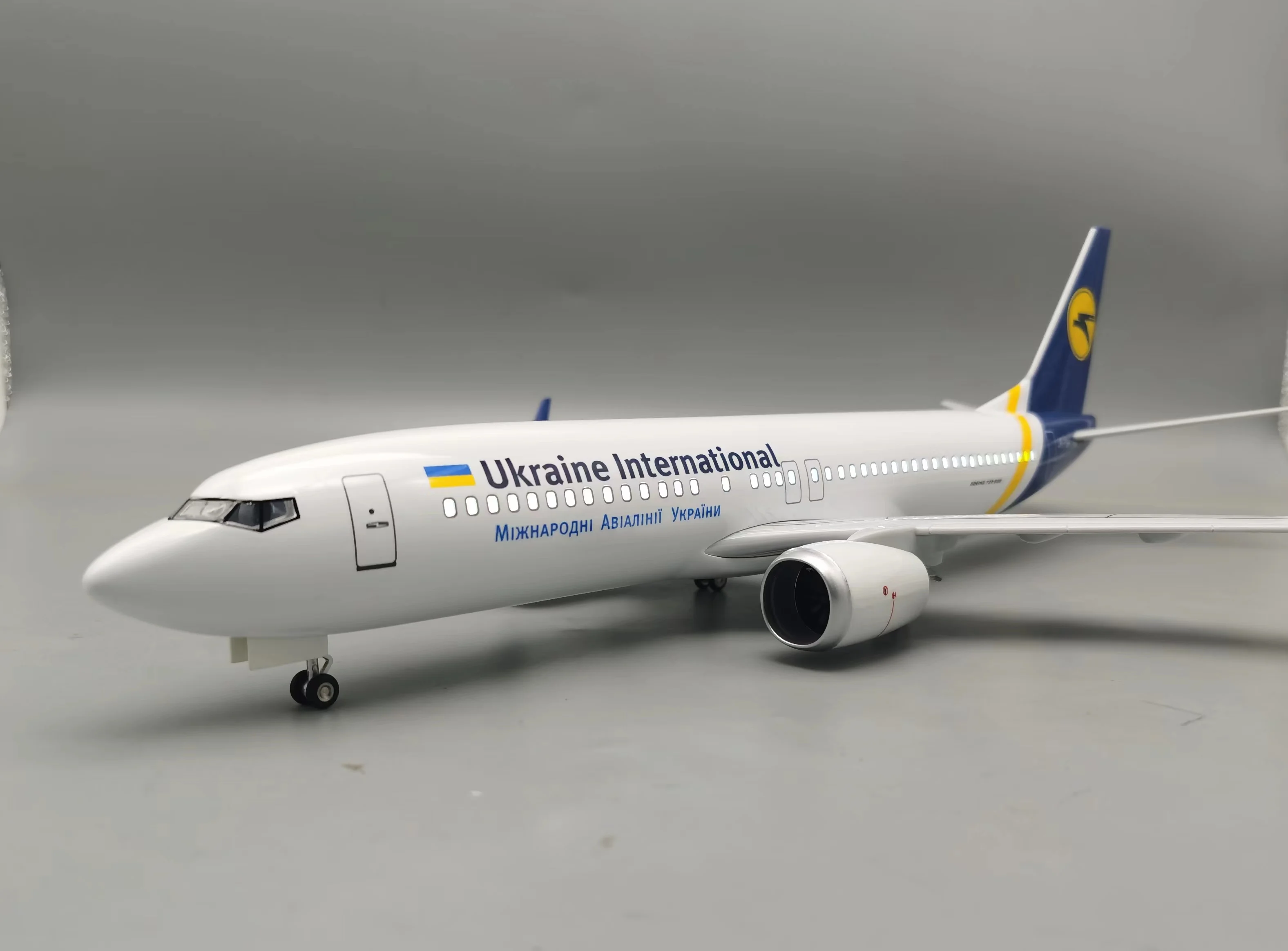 1:85 スケール プラスチック模型飛行機 737-800 ウクライナ 47CM 飛行機模型 樹脂製 子供のおもちゃ 飛行機 航空愛好家へのギフト コレクターズアイテム