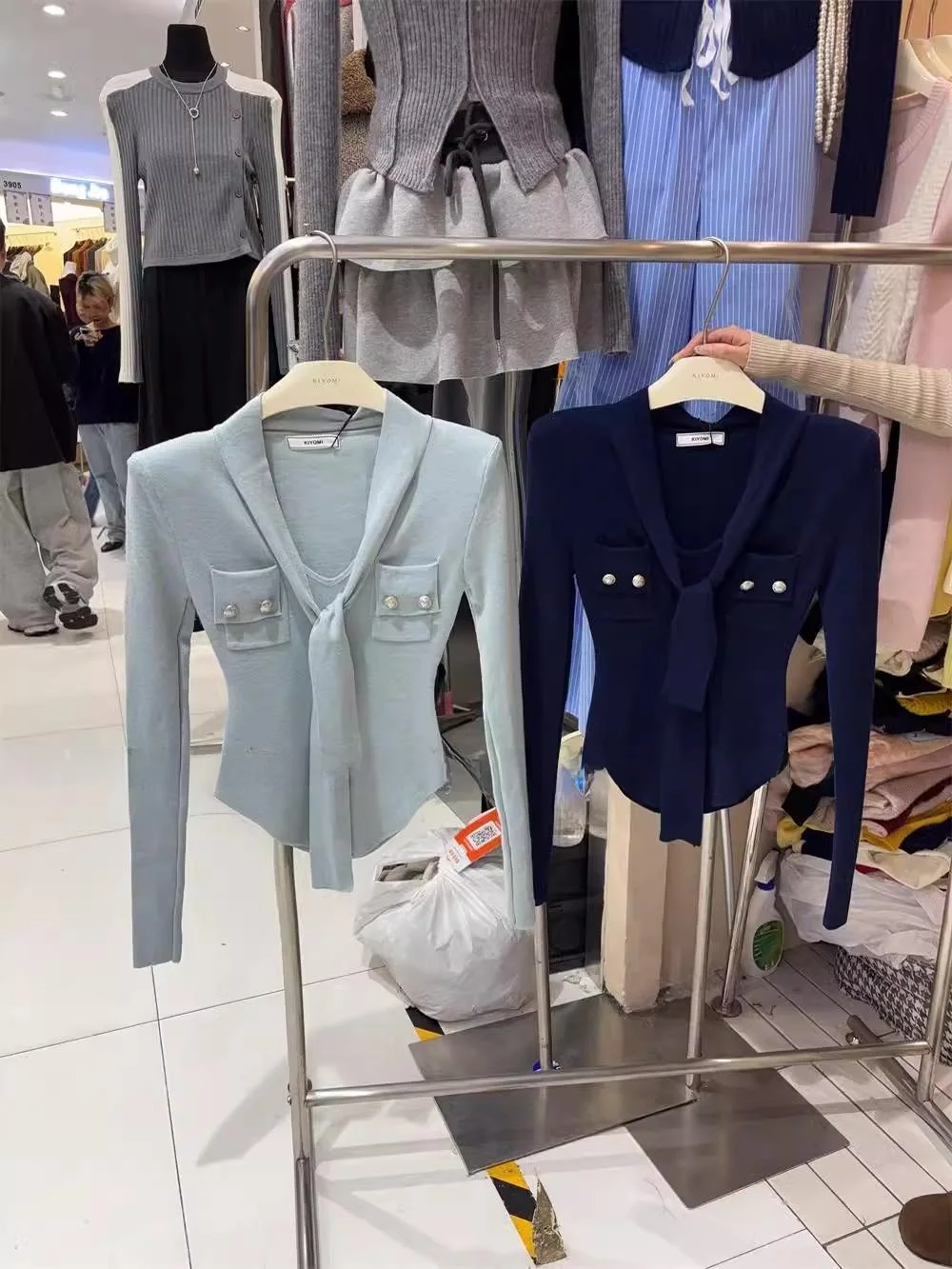 كنزة كيومي الجديدة لخريف وشتاء بتصميم كوري مع ياقة على شكل V وشال، أنيقة وعصرية، تُظهر الرشاقة، مصنوعة من ألياف البوليستر #5