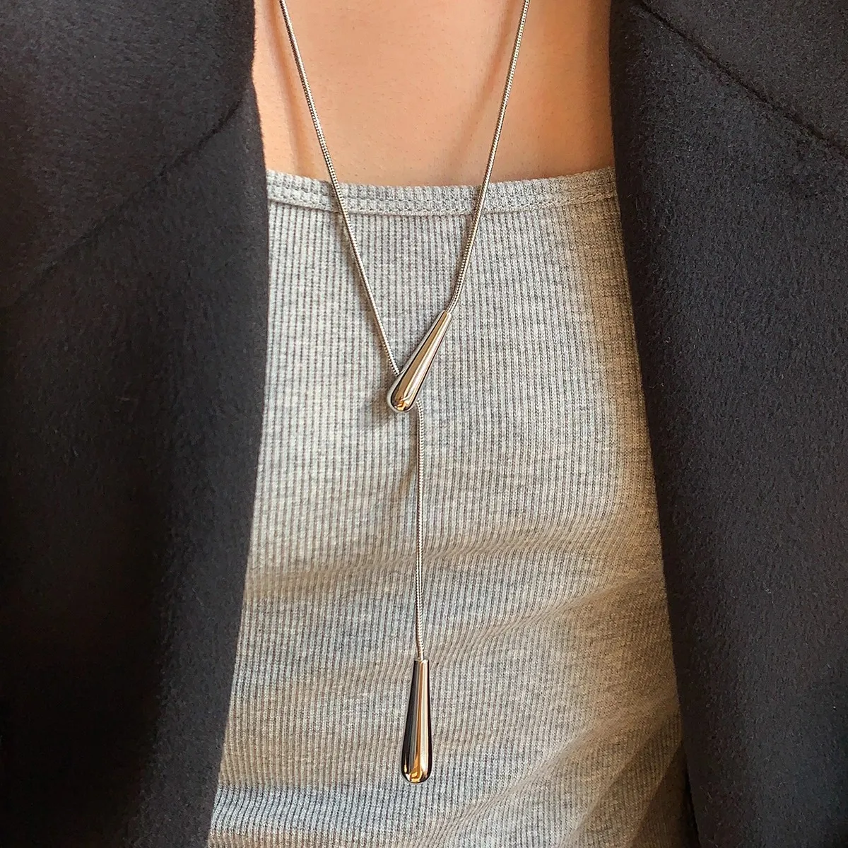 Y Europäische und amerikanische minimalistische lange goldene silberne ausziehbare Schlangenknochenkette mit Wassertropfen-Anhänger-Halskette für Frauen