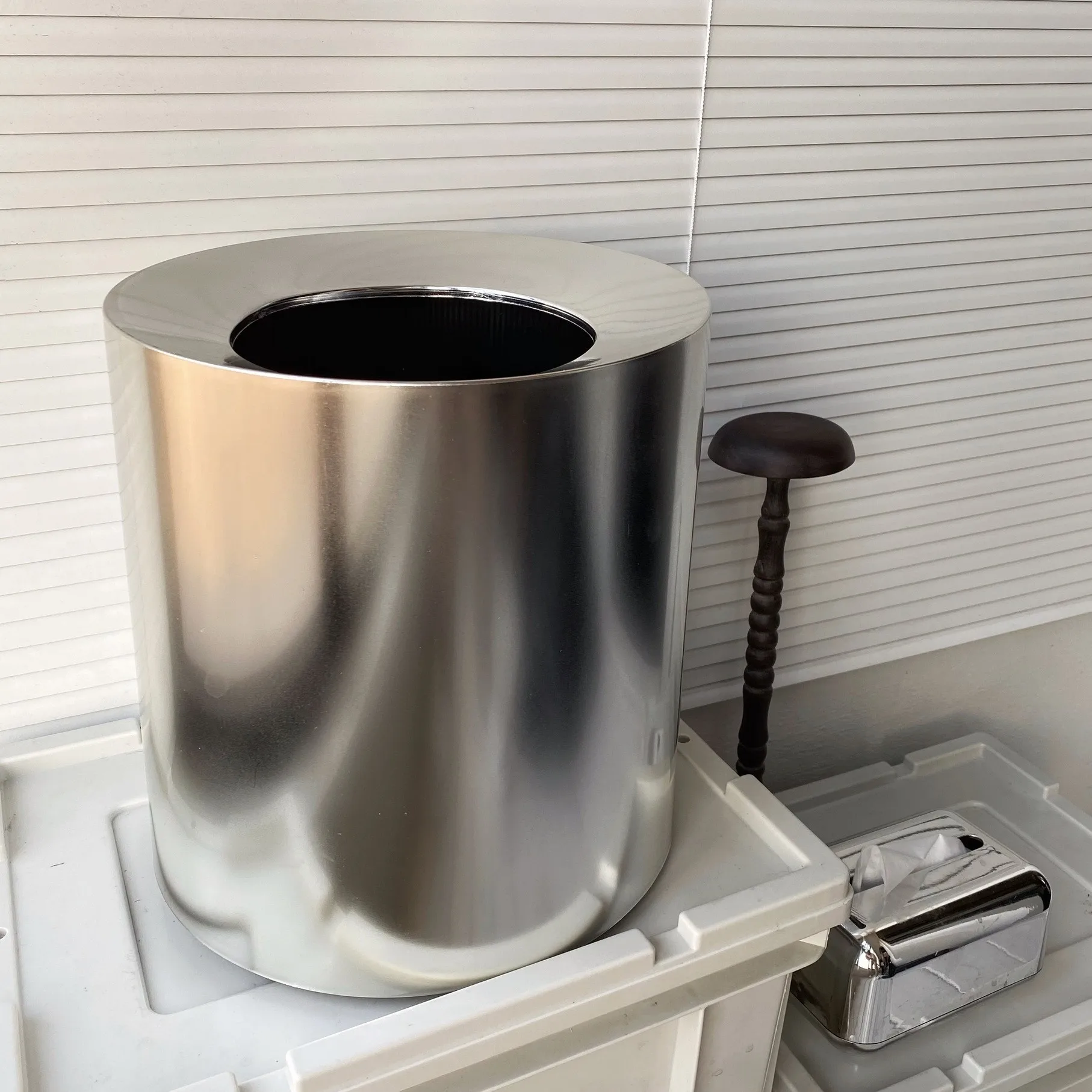 Electroplating Process Silver Plastic Trash Can Modern Simple Style Office Waste Paper Storage Home Living Room Kitchen Dustbin