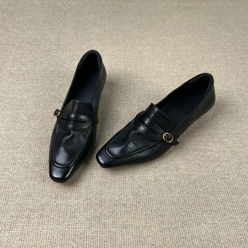 Damen Vintage Loafer mit eckiger Zehenpartie, glatte, matte Pumps mit niedrigem Blockabsatz, Büro-Slipper, Freizeitschuhe mit Schnallenriemen, Retro-Alltagsschuhe – Detail 3