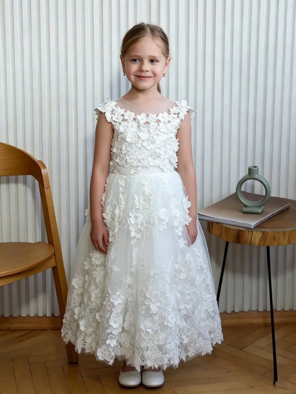 Tulle Flower Girl Dress Girls Party Tutu Girls White 3D Floral Lace First Communion Dress Elegant Pearl Appliqué Multi Layer