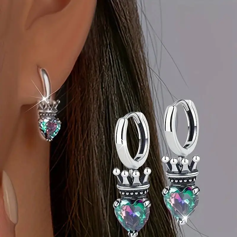 Huitan Mehrfarbige Herz-CZ-Ohrringe für Damen mit Kronen-Design für Partys, Antik-Silber-Farbe, Vintage-Accessoires, Hochzeitsschmuck