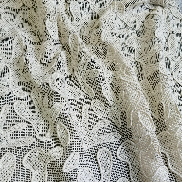 

Новая хлопковая сетчатая ткань с 3D-вышивкой в виде листьев, для женской одежды, платьев, дизайнерских изделий. Материалы для ручного шитья