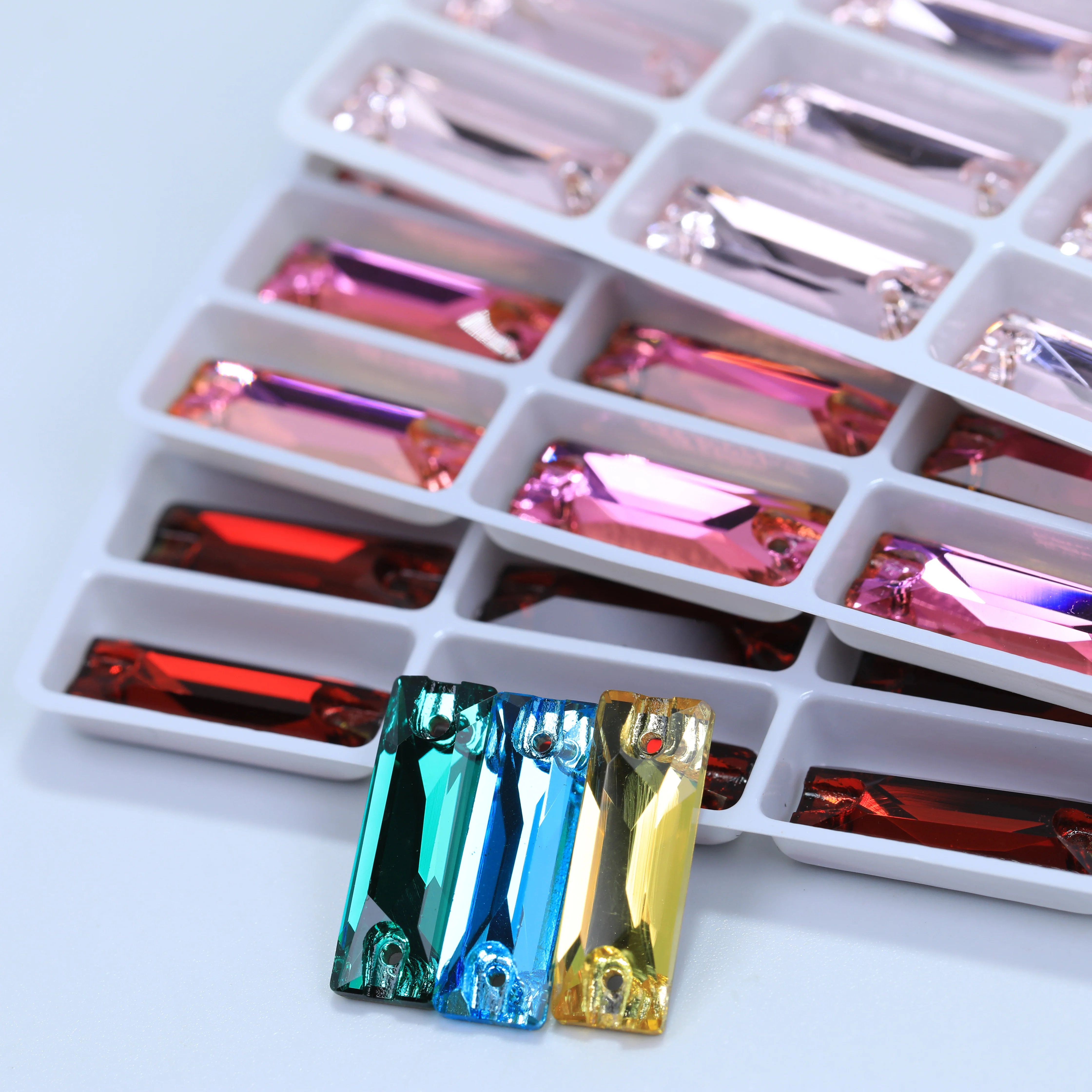 Glitzernder, farbig beschichteter langer Glas-Kristall-Baguette-Applikationsstein zum Aufnähen als Haaraccessoire, Dekoration, DIY-Bastelverzierung – Detail 5