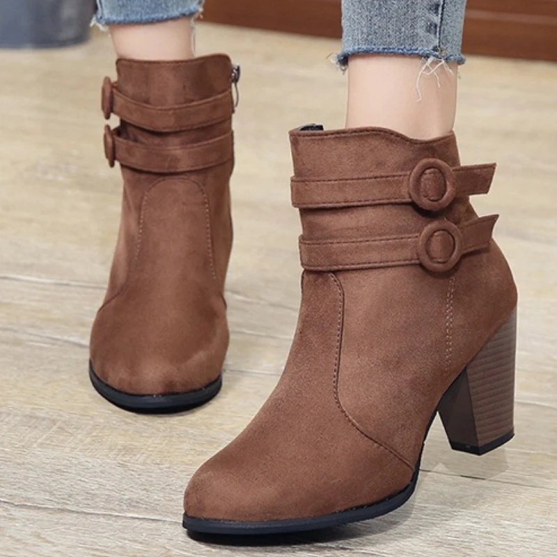 대형 사이즈 가을 겨울 레트로 두꺼운 굽 뾰족한 여성용 숏 부츠 스웨이드 지퍼와 높은 밑창 여성용 부츠