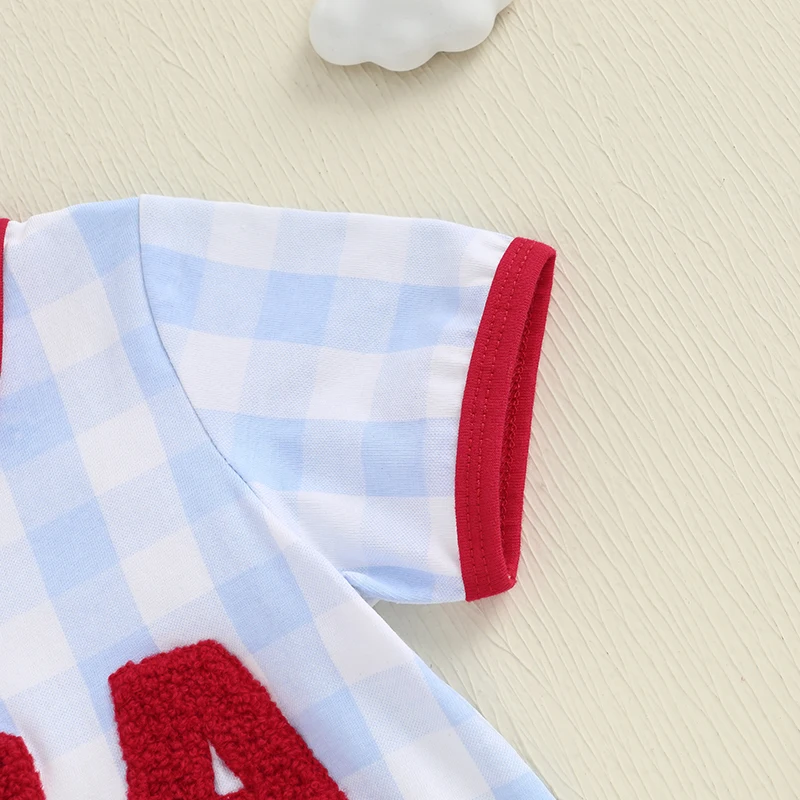Kleinkind 4. Juli mit gestickten Initialen, kariertem Design und kurzen Ärmeln für patriotische Feiern