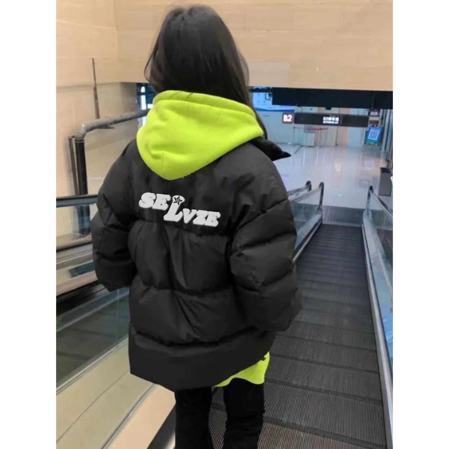 

Парка женская с мехом, украшенная кружевом, с нежными деталями, романтическими акцентами, мягкая на ощупь, нежная, элегантная, милый образ, нейтральный стиль