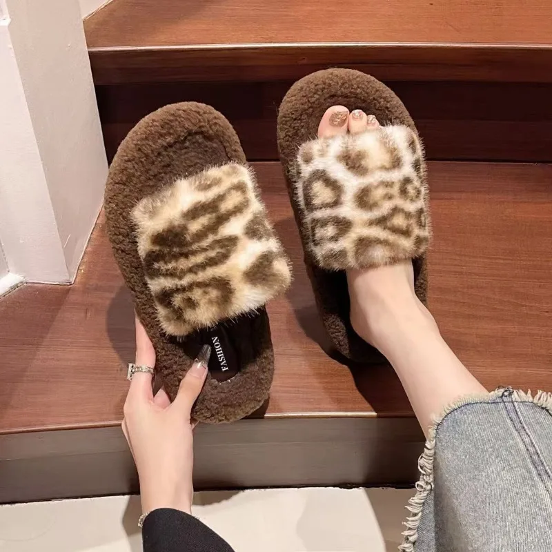 

2026 Winter New Women's Flat Shoes, Fashionable Leopard Print Plush Slippers, Comfortable and Warm Flip-flops