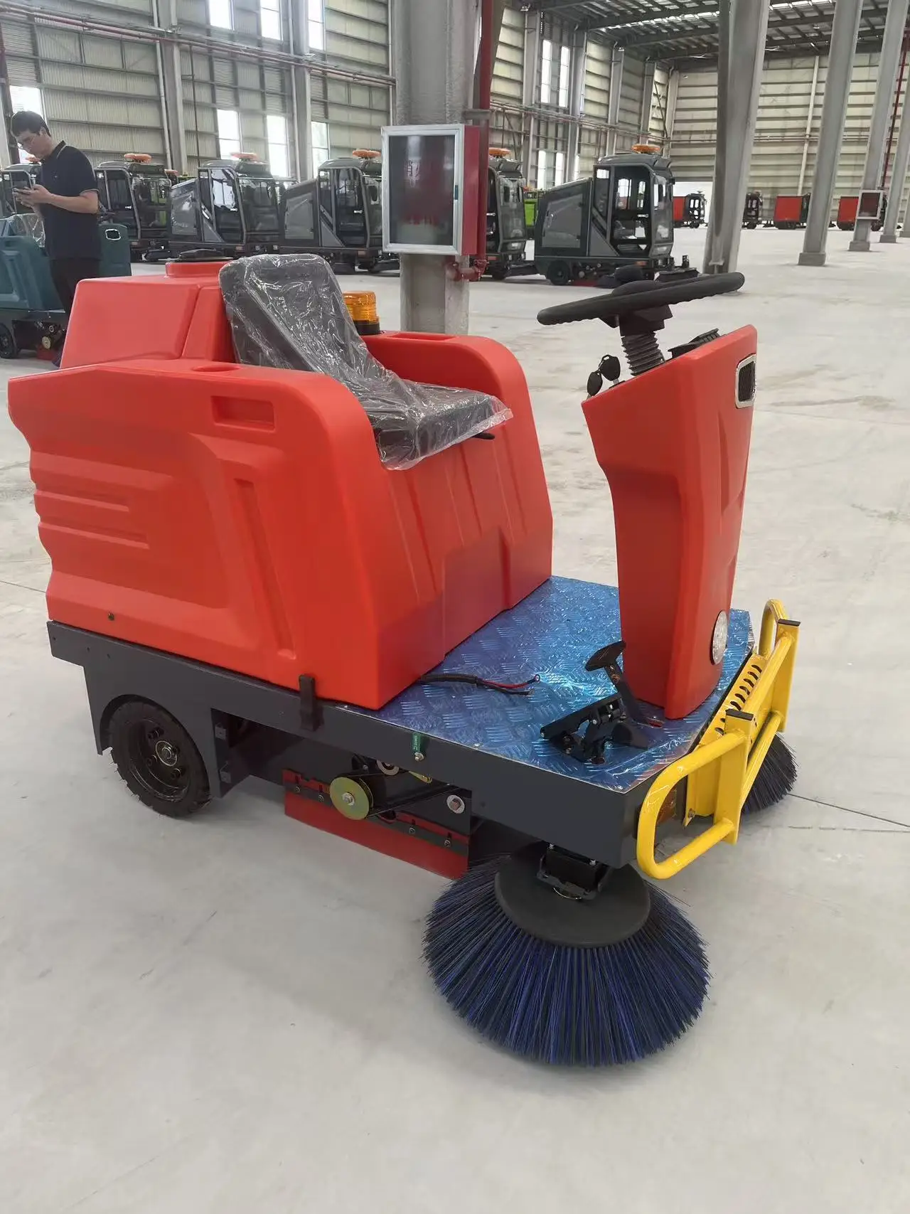 SW-1300 Macchina per la pulizia dei pavimenti Spazzatrice multifunzionale per esterni efficiente e a risparmio energetico