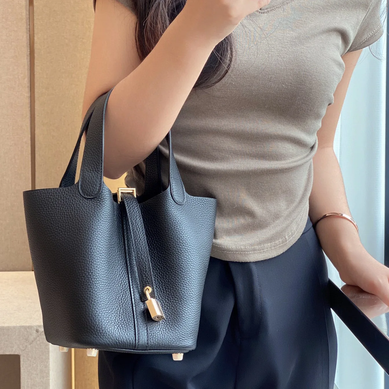 

Cross-border bucket bag new leather messenger bag simple texture handbag fashionable commuter bag women can shoulder